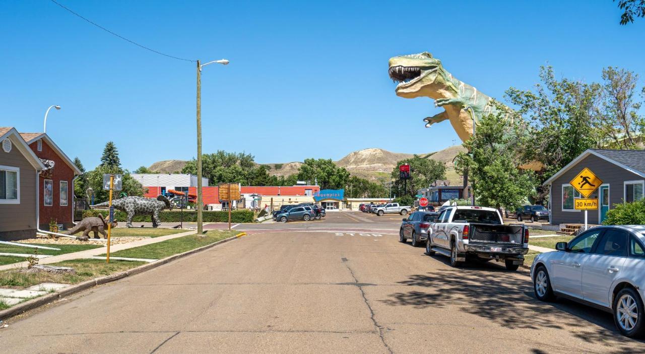 Raptor Retreat L Central L Big Dinosaur L Sleeps 9 Drumheller Ngoại thất bức ảnh